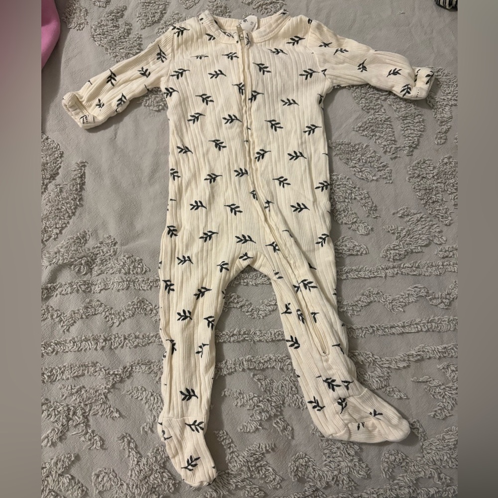 Kate Quinn organic cotton flat rib oatmeal with black stamped leaf Footie